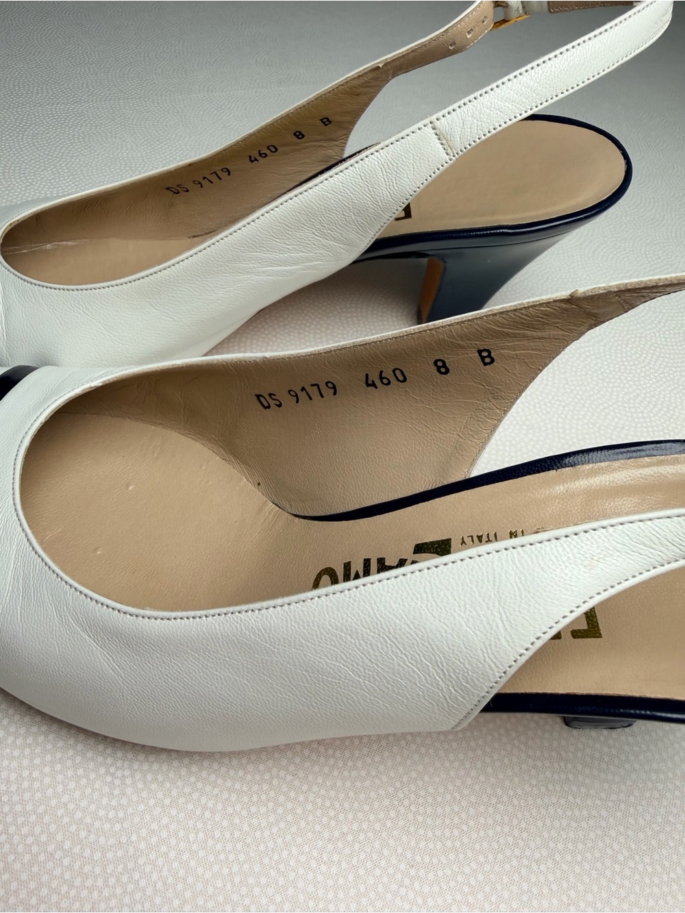 Salvatore Ferragamo Slingback Heels 8B White Navy Leather Italy Vintage 1980’s - Picture 7 of 11